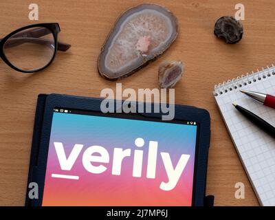 Dans cette photo, Verily Life Sciences, également connue sous le nom de Verily appartenant à Alphabet Inc. Logo affiché sur une tablette. Banque D'Images
