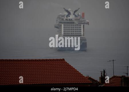 8 mai 2022, Marseille, France : vue générale de la célébrité au-delà du départ de Paca à Marseille. Le paquebot quitte le port français méditerranéen sous la pluie. (Image de crédit : © Gerard Bottino/SOPA Images via ZUMA Press Wire) Banque D'Images
