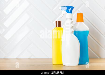 Bouteilles de nettoyage pour différentes surfaces dans la cuisine, la salle de bains et les autres chambres. Gros plan. Vue sur le dessus. Large bannière. Emplacement vide pour le texte ou le logo. Banque D'Images
