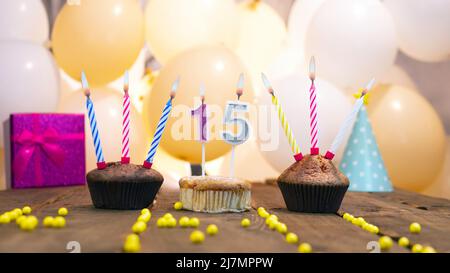 Belle carte d'anniversaire pour une fille avec un cupcake sur le fond des ballons. Joyeux anniversaire fille, boîte cadeau sur le fond de bougies allumées. Banque D'Images