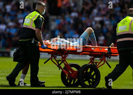 Josh Eccles de Coventry City se blesse lors du match de championnat Sky Bet au bet365 Stadium, Stoke-on-Trent. Date de la photo: Samedi 7 mai 2022. Banque D'Images