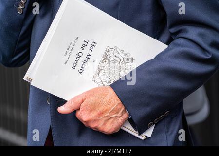 Londres, Royaume-Uni, 10 mai 2022. Un invité tenant un programme officiel de l'ouverture du Parlement d'État. Cette année, sa Majesté la reine Elizabeth II n'assistera pas à l'ouverture du Parlement mardi en raison des problèmes de mobilité et le discours de la reine sera plutôt lu par S.A.R. le prince Charles. Credit. amer ghazzal/Alamy Live News Banque D'Images