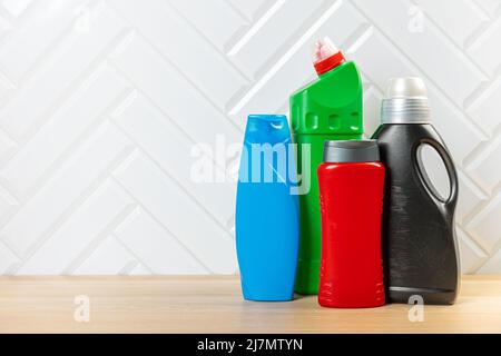 Bouteilles de nettoyage pour différentes surfaces dans la cuisine, la salle de bains et d'autres chambres. Nettoyage régulier du printemps. Mettez en place les produits de nettoyage pour la maison Banque D'Images