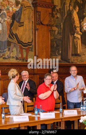 Quedlinburg, Allemagne. 10th mai 2022. Le président fédéral Frank-Walter Steinmeier (l) arrive à la salle de bal de la mairie. Une "table ronde" sur la question des réfugiés d'Ukraine y a été organisée. Le Président fédéral avait commencé son séjour de trois jours à Quedlinburg en Saxe-Anhalt dans la matinée. Il a déménagé sa résidence officielle dans la ville de la foreland de Harz jusqu'au 12 mai 2022. Le chef de l'État veut y prendre du temps pour des réunions et des discussions avec les citoyens. Credit: Klaus-Dietmar Gabbert/dpa/Alay Live News Banque D'Images