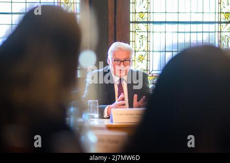 Quedlinburg, Allemagne. 10th mai 2022. Le président fédéral Frank-Walter Steinmeier s'entretient avec des représentants de la politique et de la société civile dans la salle de bal de l'hôtel de ville. Une "table ronde" sur la question des réfugiés d'Ukraine y a été organisée. Le Président fédéral avait commencé son séjour de trois jours à Quedlinburg en Saxe-Anhalt dans la matinée. Il a déménagé sa résidence officielle dans la ville de la foreland de Harz jusqu'au 12 mai 2022. Le chef de l'État veut y prendre du temps pour des réunions et des discussions avec les citoyens. Credit: Klaus-Dietmar Gabbert/dpa/Alay Live News Banque D'Images