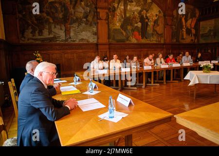 Quedlinburg, Allemagne. 10th mai 2022. Le président allemand Frank-Walter Steinmeier (l) s'entretient avec des représentants de la politique et de la société civile dans la salle de bal de l'hôtel de ville. Une "table ronde" sur la question des réfugiés d'Ukraine y a été organisée. Le président allemand avait commencé son séjour de trois jours à Quedlinburg en Saxe-Anhalt ce matin-là. Il a déménagé sa résidence officielle dans la ville de la foreland de Harz jusqu'au 12 mai 2022. Le chef de l'État veut y prendre du temps pour des réunions et des discussions avec les citoyens. Credit: Klaus-Dietmar Gabbert/dpa/Alay Live News Banque D'Images