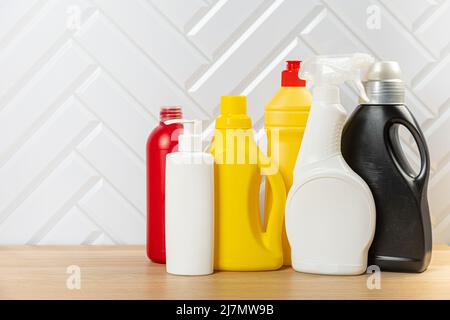 Bouteilles de nettoyage pour différentes surfaces dans la cuisine, la salle de bains et d'autres chambres. Nettoyage régulier du printemps. Mettez en place les produits de nettoyage pour la maison Banque D'Images