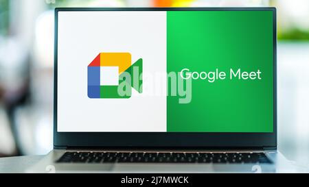 POZNAN, POL - SEP 22, 2021: Ordinateur portable affichant le logo de Google Meet, un service de communication vidéo développé par Google Banque D'Images