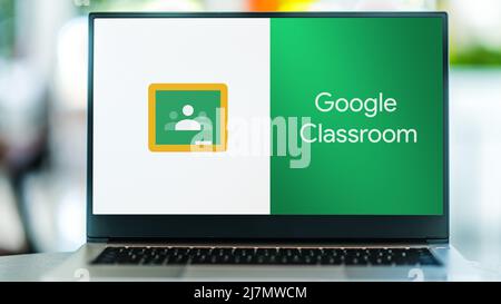 POZNAN, POL - SEP 22, 2021: Ordinateur portable affichant le logo de Google Classroom, un service web gratuit développé par Google pour les écoles Banque D'Images