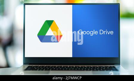 POZNAN, POL - SEP 22, 2021: Ordinateur portable affichant le logo de Google Drive, un service de stockage de fichiers et de synchronisation développé par Google Banque D'Images