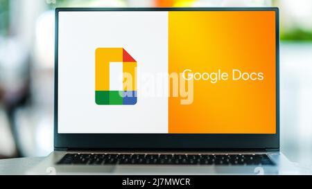 POZNAN, POL - SEP 22, 2021: Ordinateur portable affichant le logo de Google Docs, un traitement de texte développé par Google Banque D'Images