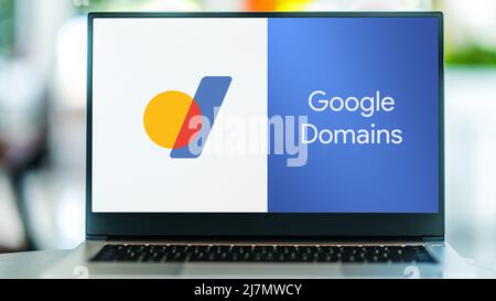 POZNAN, POL - SEP 22, 2021: Ordinateur portable affichant le logo de Google Domains, un bureau d'enregistrement de noms de domaine exploité par Google Banque D'Images