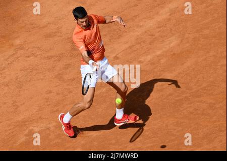 Novak Djokovic (SRB) lors du premier tour contre Aslan Caratsev (RUS) du tournoi ATP Master 1000 Internazionali BNL d'Italia à Foro Italico le 10 mai 2022 Banque D'Images