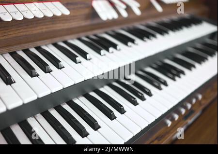 détail d'un clavier, d'une console, de pédales d'un orgue dans une église Banque D'Images