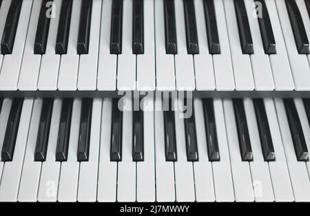 détail d'un clavier, d'une console, de pédales d'un orgue dans une église Banque D'Images