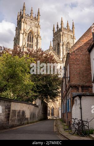 York Minster de Precentor's court, York, North Yorkshire, Royaume-Uni. La rue figure dans le drame policier franco-belge patience sur Channel 4 (2024). Banque D'Images