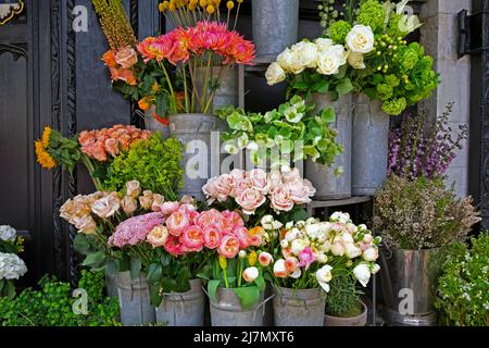 Bouquets, fleurs coupées chez Wild at Heart fleuriste à l'entrée du magasin Liberty sur Great Marlborough Street au printemps Londres Angleterre KATHY DEWITT Banque D'Images
