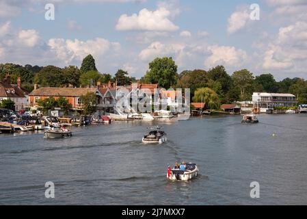 Bateaux amarrés au bord de la rivière à Henley-on-Thames, Oxfordshire, Royaume-Uni Banque D'Images