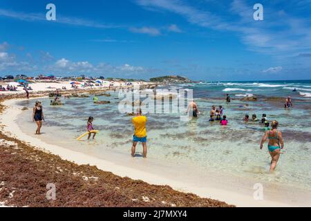 Piscines de rochers peu profondes à Playa Chen Rio, Cozumel, Quintana Roo, Mexique Banque D'Images