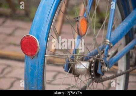 vieux porte-vélo bleu dans la cour de près, vélo rétro Banque D'Images