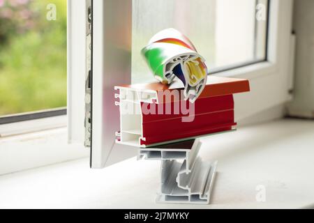 des échantillons du cadre de fenêtre se trouvent sur le seuil de la fenêtre dans l'appartement, installation de fenêtre, réparation Banque D'Images