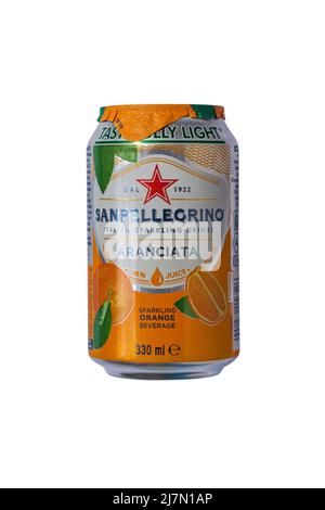 Canettes de boisson Sanpellegrino aranciata isolées sur fond blanc - boisson à l'orange pétillante, boissons à l'italienne pétillante Banque D'Images