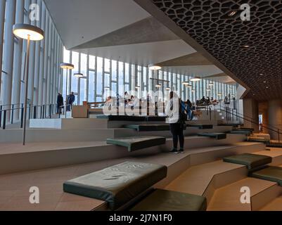 Oslo, Norvège - 29 avril 2022 : intérieur de la bibliothèque Deichman Banque D'Images