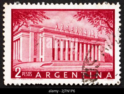 ARGENTINE - VERS 1954 : un timbre imprimé en Argentine montre le bâtiment de la Fondation Eva Peron, vers 1954 Banque D'Images