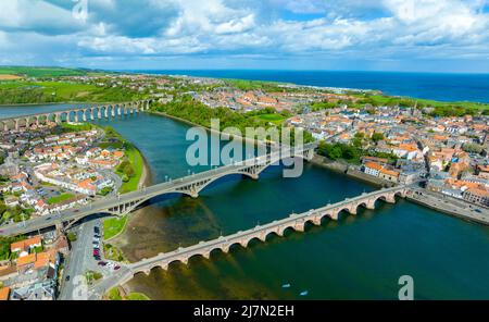 Vue aérienne des ponts traversant River Tweed à Berwick upon Tweed à Northumberland, Angleterre, Royaume-Uni Banque D'Images