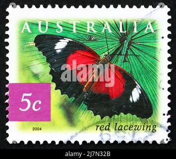 AUSTRALIE - VERS 2004 : un timbre imprimé en Australie montre le papillon rouge laquant, Céthosia Biblis, insecte, vers 2004 Banque D'Images