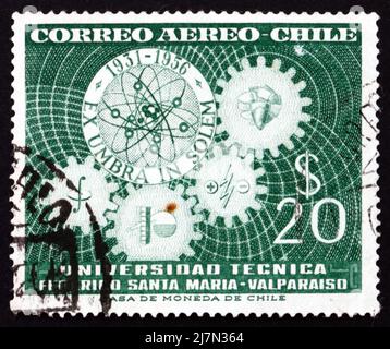 CHILI - VERS 1956: Un timbre imprimé au Chili montre des symboles des départements universitaires, 25th anniversaire de l'Université technique Federico Santa Maria Banque D'Images