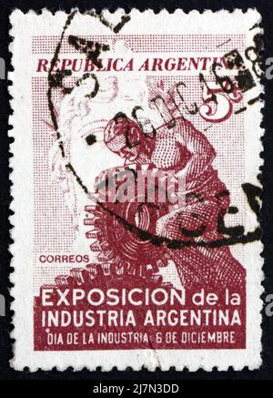 ARGENTINE - VERS 1946 : un timbre imprimé en Argentine montre Worker with Gear, jour de l'industrie Argentine, vers 1946 Banque D'Images