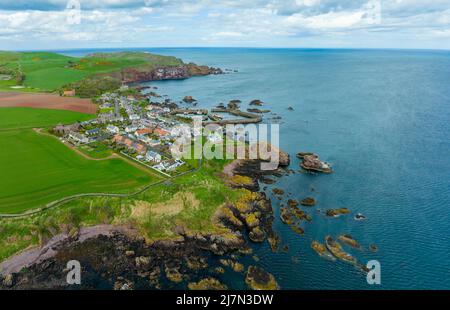 Vue aérienne du village de St Abbs dans le Berwickshire, frontières écossaises, Écosse Banque D'Images