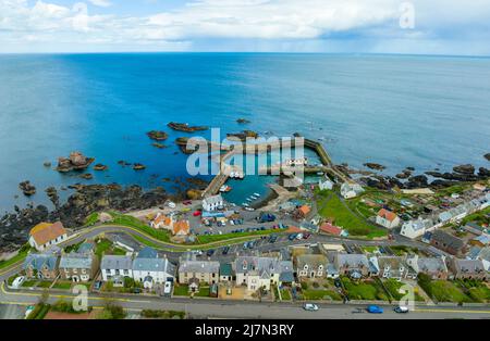 Vue aérienne du port et du village de St Abbs dans le Berwickshire, aux frontières écossaises, en Écosse Banque D'Images