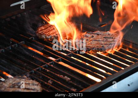 Hamburgers de bœuf grillé grillés grillés grillés au barbecue extérieur Banque D'Images