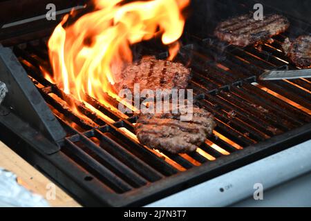 Hamburgers de bœuf grillé grillés grillés grillés au barbecue extérieur Banque D'Images