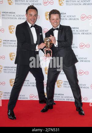 Anthony McPartlin et Declan Donnelly, gagnants du prix du programme de divertissement « Ant & Dec's Saturday Night Takeaway », se posent dans le ro du gagnant Banque D'Images