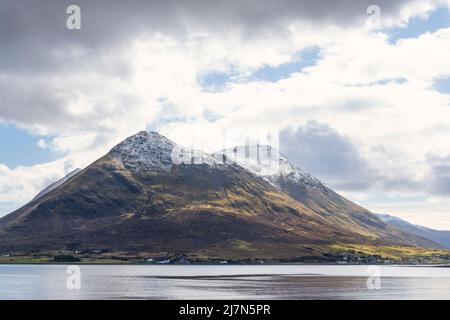 Vue sur le paysage éthéré, la nature primordiale et l'atmosphère gelée, de l'île de Skye avec les calottes enneigées du sommet de Glamanig et le paisible Loch Banque D'Images