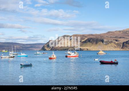 Petit port avec bateaux de pêche ancré dans les eaux calmes du Loch Portree, paysage charmant de la capitale dans les Hébrides intérieures d'Écosse Banque D'Images