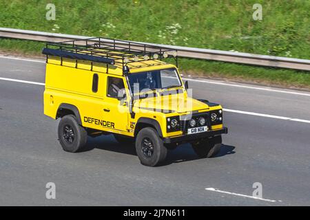 2000 jaune Land Rover Defender 110 Td5 LCV Hardtop van 2485cc Diesel SWB ; conduite sur le M61 à Manchester, Royaume-Uni Banque D'Images