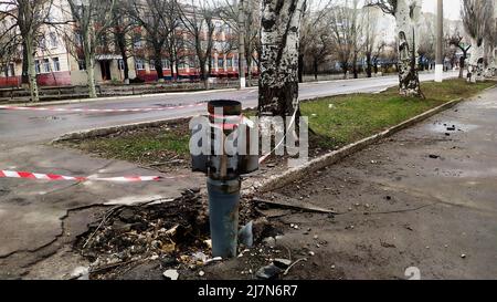 LYSYCHANSK, - UKRAINE 01 avril 2022 : conséquences des bombardements par les troupes russes d'une zone résidentielle. F9K58 Smerch. Banque D'Images