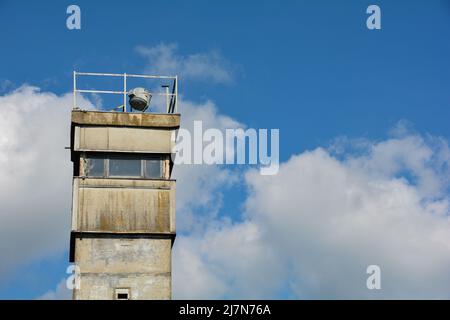 Ancienne tour de guet d'une ancienne fortification frontalière du RDA, au triangle frontalier de Hesse, Thuringe et Bavière, non loin de la Moor Noire Banque D'Images