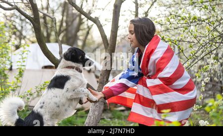 4th juillet : drapeaux de la petite fille excitée Banque D'Images