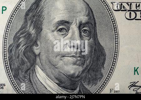 Portrait de Ben Franklin sur le billet de 100 dollars US en macro. Benjamin Franklin sur un billet de banque américain de cent dollars. Banque D'Images