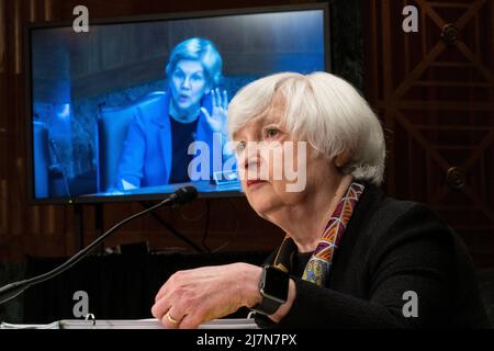 Washington, États-Unis. 10th mai 2022. ÉTATS-UNIS - 10 MAI : la sénatrice Elizabeth Warren, D-Mass., interroge la secrétaire au Trésor Janet Yellen lors de l'audition de la commission des banques, du logement et des affaires urbaines du Sénat intitulée « le rapport annuel au Congrès du Conseil de surveillance de la stabilité financière », dans le bâtiment Dirksen du Sénat à Washington, DC, le mardi 10 mai 2022. (Tom Williams/Pool/Sipa USA) Credit: SIPA USA/Alay Live News Banque D'Images