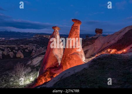 Trois Grâces Fairy Chimneys près d'Urgup dans la région de Cappadoce, Nevsehir, Anatolie centrale de Turquie Banque D'Images