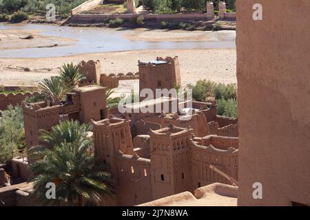 OUARZAZATE, MAROC - NOVEMBRE 22; 2018 toits et palmiers dattiers du Ksar d'ait-Ben-Haddou dans les montagnes du Haut Atlas du désert du Sahara Banque D'Images