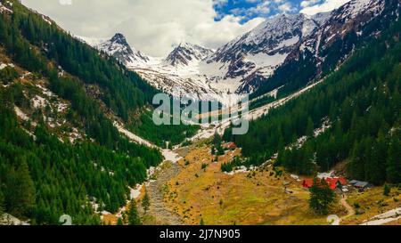 Vue panoramique sur les montagnes des Carpates au printemps, avec les pics couverts de neige. La photographie a été prise à partir d'un drone à une altitude plus élevée. Banque D'Images