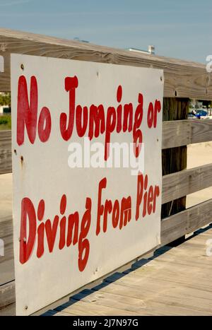 Pas de saut ou de plongée depuis le panneau Pier 2nd Avenue à Myrtle Beach, Caroline du Sud, États-Unis. Banque D'Images