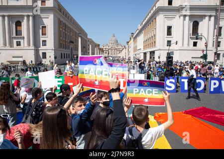 Rome, Italie. 10th mai 2022. FLASHMOB pour la paix organisé par Jeunesse pour la paix de la Communauté de Sant'Egidio à Rome. (Credit image: © Matteo Nardone/Pacific Press via ZUMA Press Wire) Banque D'Images